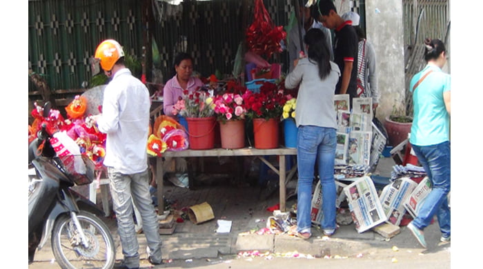 ទិដ្ឋភាពនៃសកម្មភាពលក់ផ្កាថ្ងៃបុណ្យនៃសេចក្តីស្រលាញ់។ រូបភាពពីហ្វេសប៊ុក