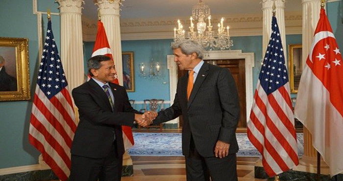 រដ្ឋមន្រ្តីក្រសួងការបរទេសលោក Vivian Balakrishnan(ខាងឆ្វេង)  និងរដ្ឋមន្ត្រីការបរទេសអាមេរិកលោក John Kerry (ខាងស្ដាំ) ។ រូបពី Minister for Foreign Affairs Singapore ។