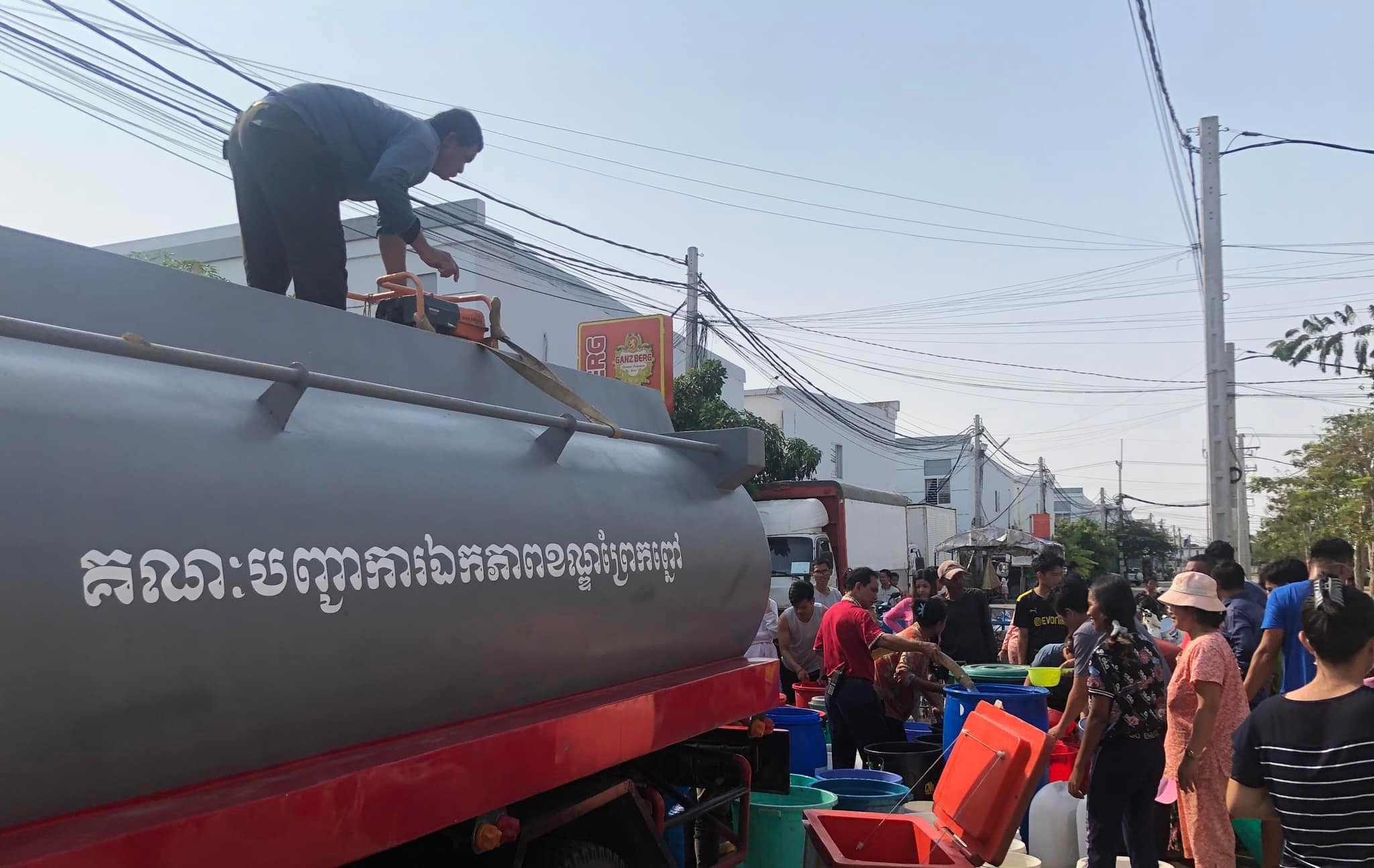 ពលរដ្ឋនៅភ្នំពេញមួយចំនួនត្អូញត្អែរពីការខ្វះទឹកប្រើប្រាស់ធ្វើឱ្យប៉ះពាល់ដល់ជីវភាពប្រចាំថ្ងៃ