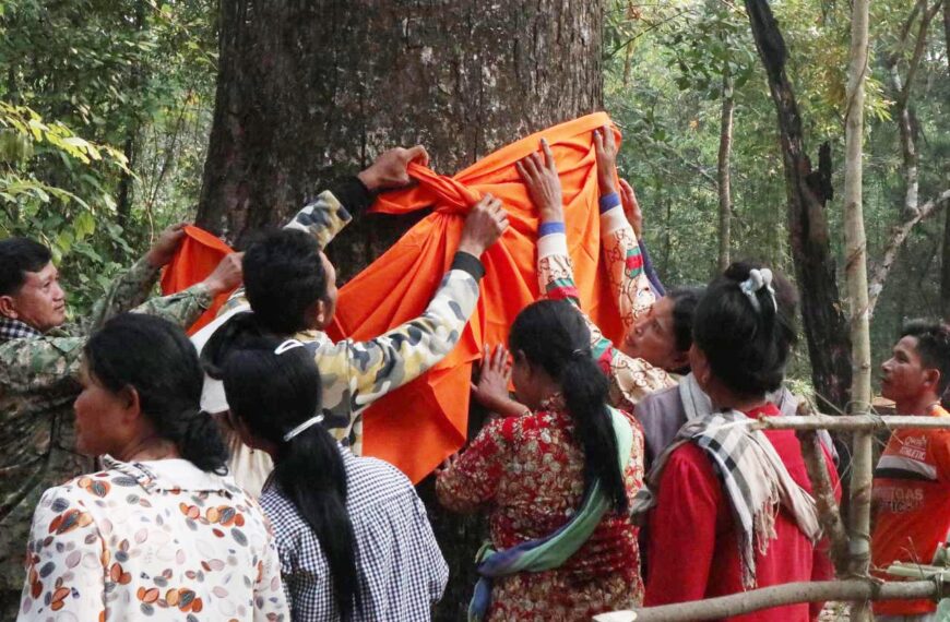 អ្នកពាក់ព័ន្ធការងារបរិស្ថានរៀបចំពិធីបំបួសព្រៃឈើក្នុងដែនជម្រកសត្វព្រៃព្រះរកាទប់ស្កាត់ការកាប់បំផ្លាញ