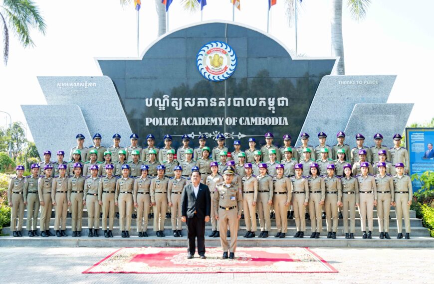 សិស្ស និស្សិត នៃបណ្ឌិត្យសភានគរបាលកម្ពុជាសាទរបន្ទាប់ពីទទួលបានបណ្ណ ប.ស.ស ថែទាំសុខភាព