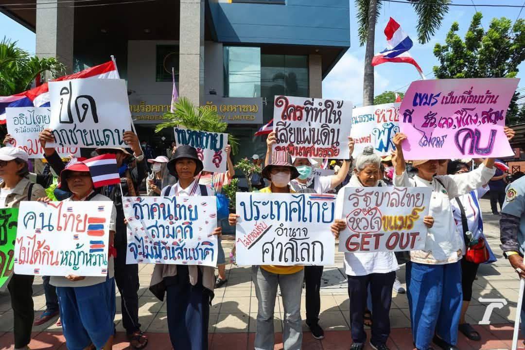 បាតុករថៃឈរតវ៉ានៅមុខស្ថានទូតកម្ពុជាជុំវិញជម្លោះអធិបតេយ្យភាពព្រំដែន